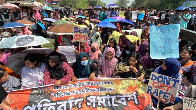 ধর্ষকের সর্বোচ্চ শাস্তির দাবিতে মহাসড়ক অবরোধ রাবি শিক্ষার্থীদের
